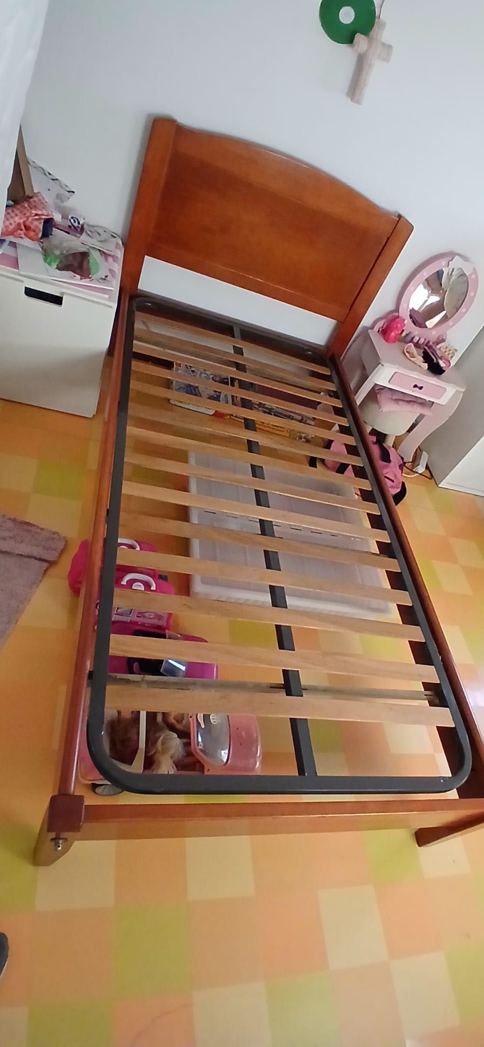 Cama individual com colchão em ótimo estado