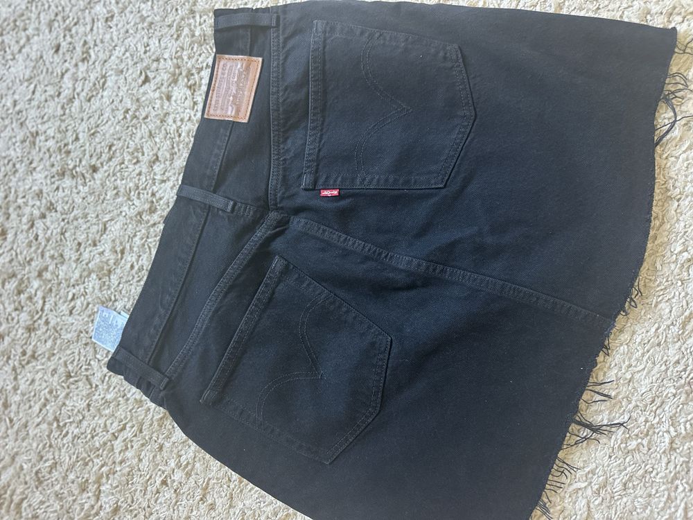 Продам чорну юбку levis