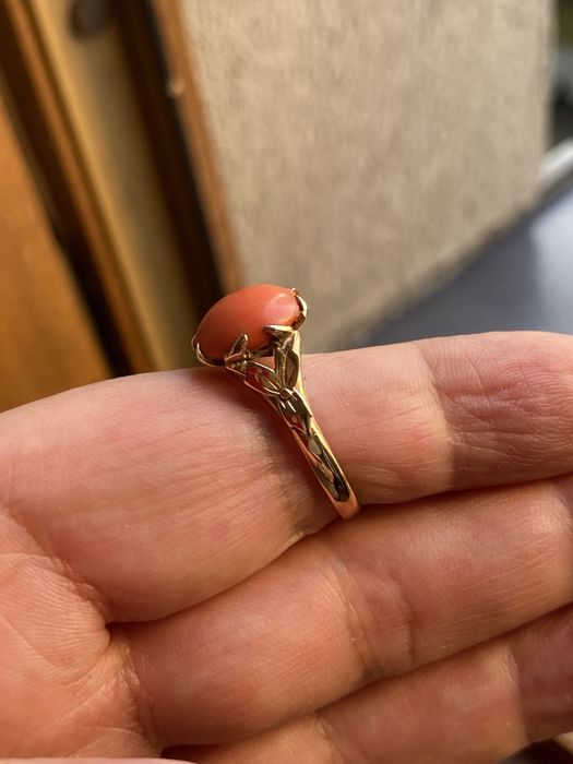 Zloty pierscionek z koralem