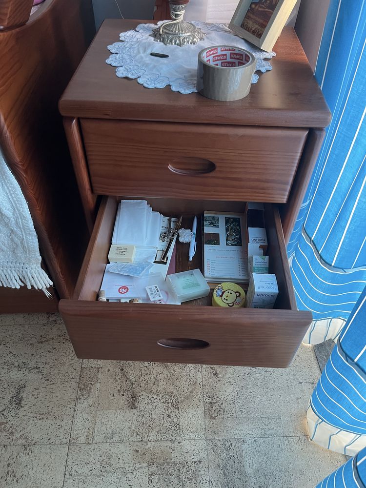 Mesa de cabeceira em madeira com rodas
