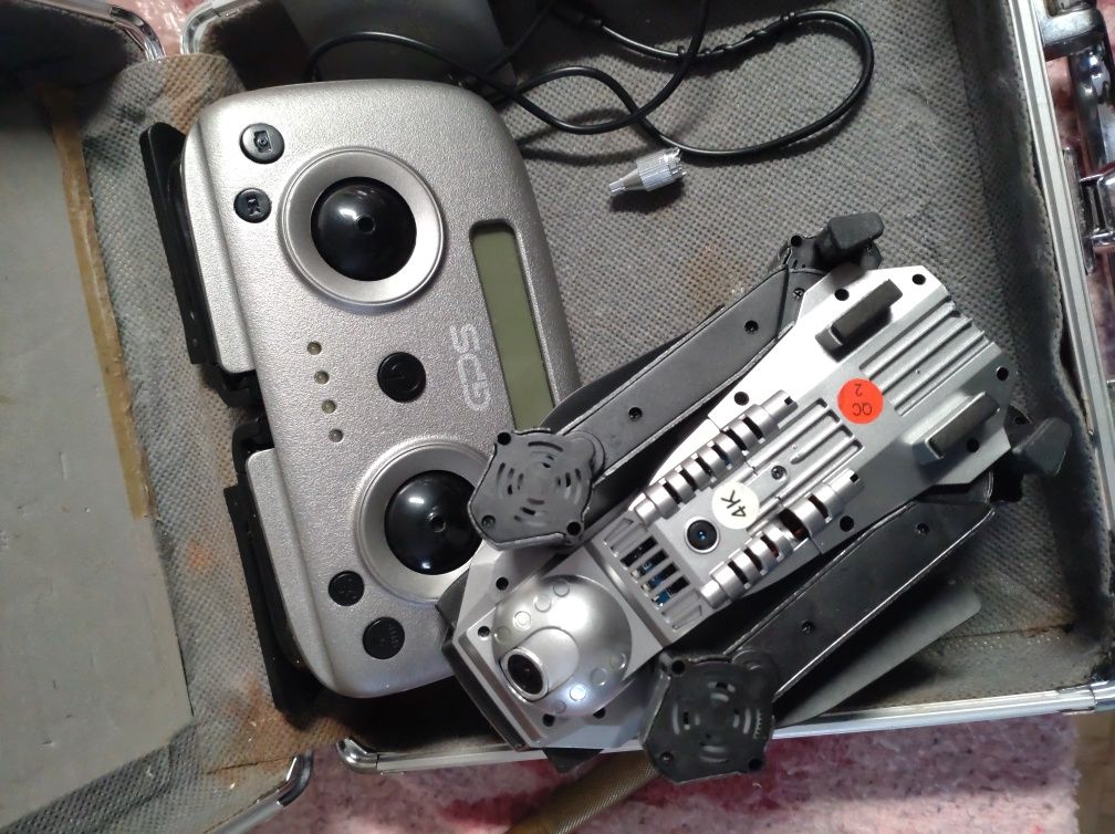 Drone e câmera.  1 bateria, carregador e comando mais pás extras.
