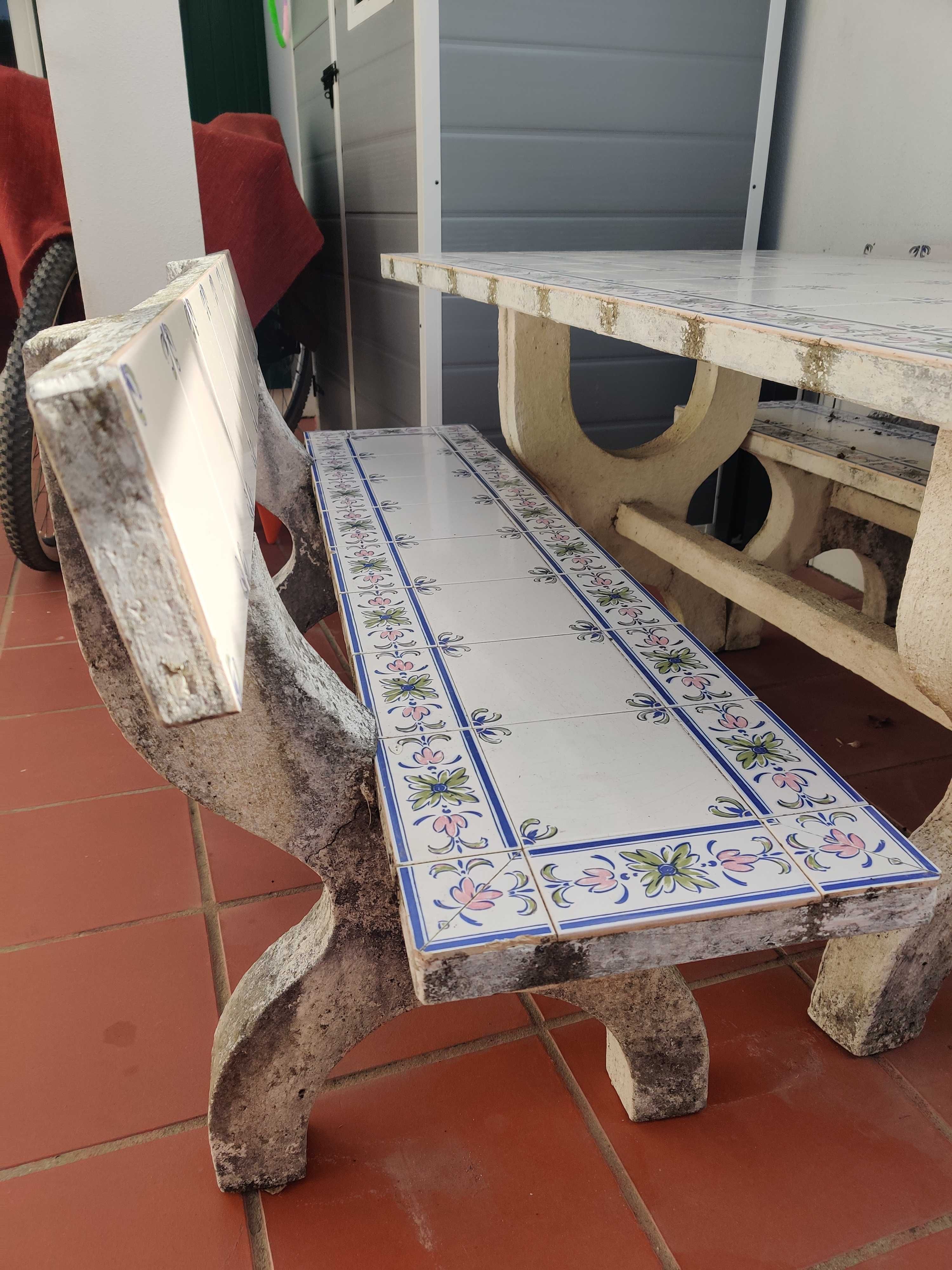 Mesa e bancos de jardim em pedra e azulejo