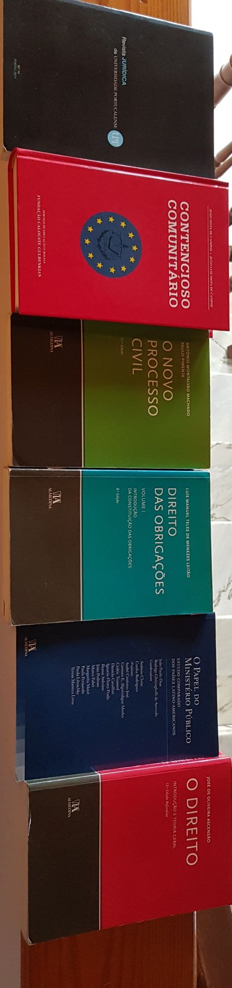 Vários Livros de Direito (Penal, Civil, Trabalho)