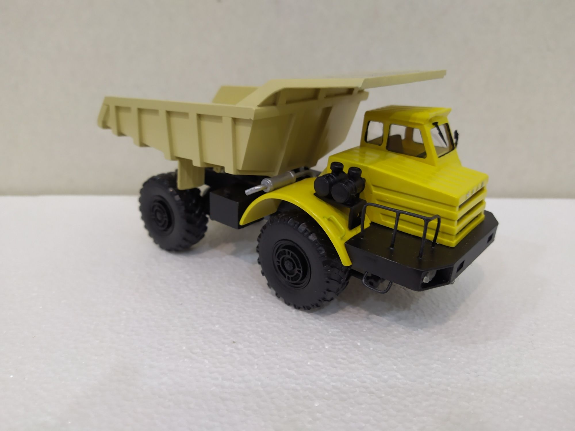 МоАЗ-522 карьерный самосвал . Масштаб 1 /43 .
