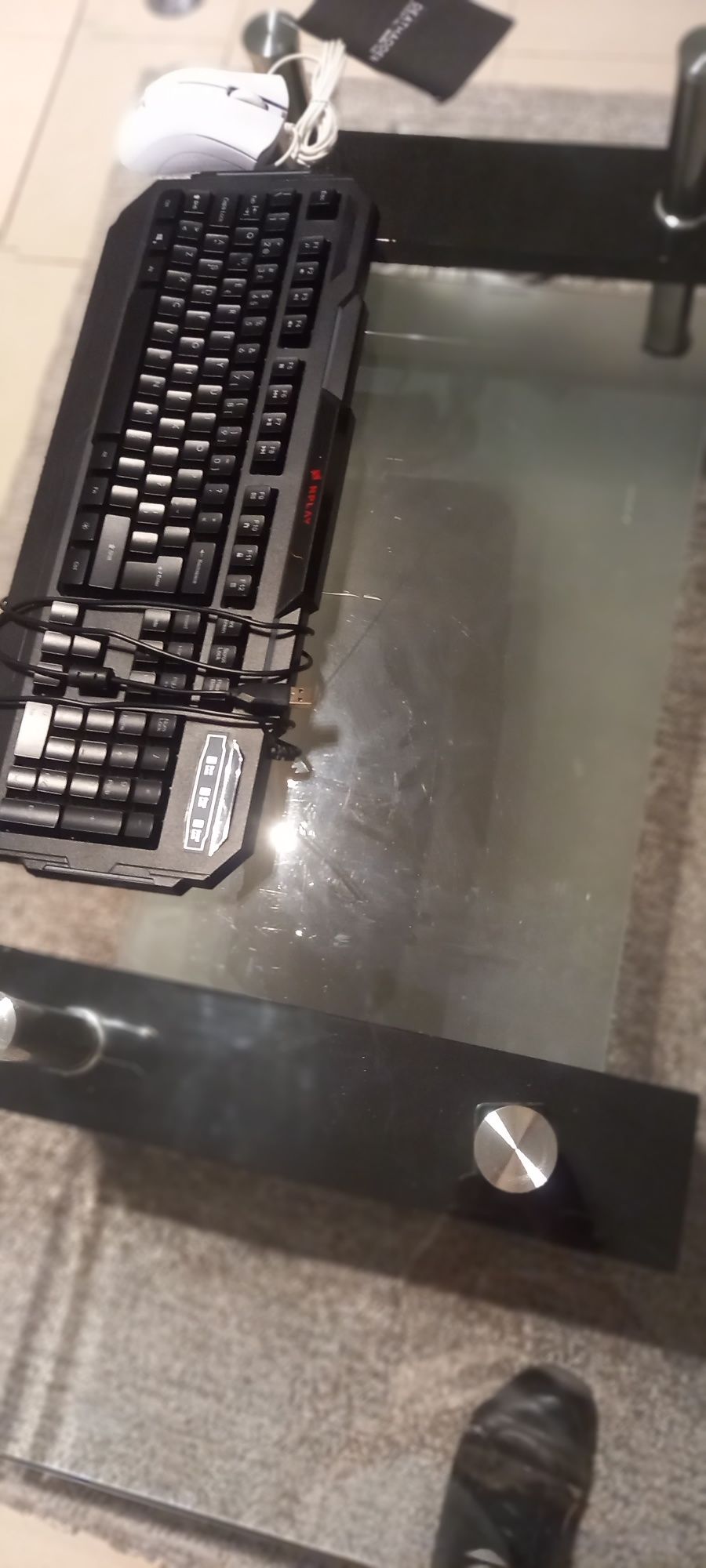 Vendo um teclado nplay e o mouse da razer