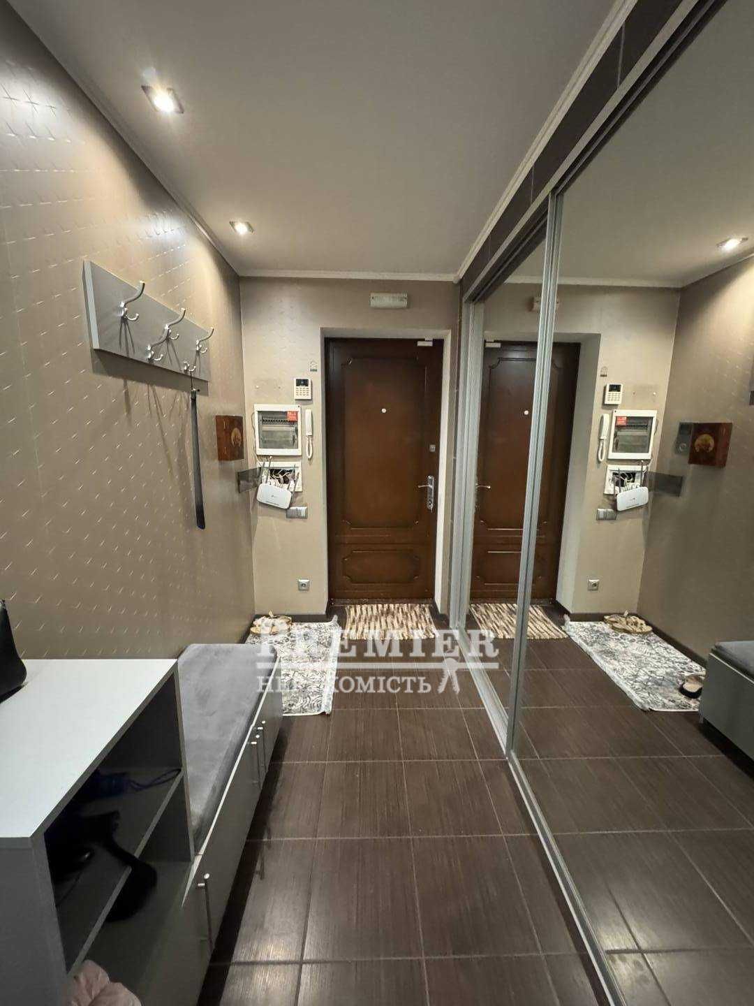 3-кімнатна квартира з ремонтом, перший поверх, цегляний будинок