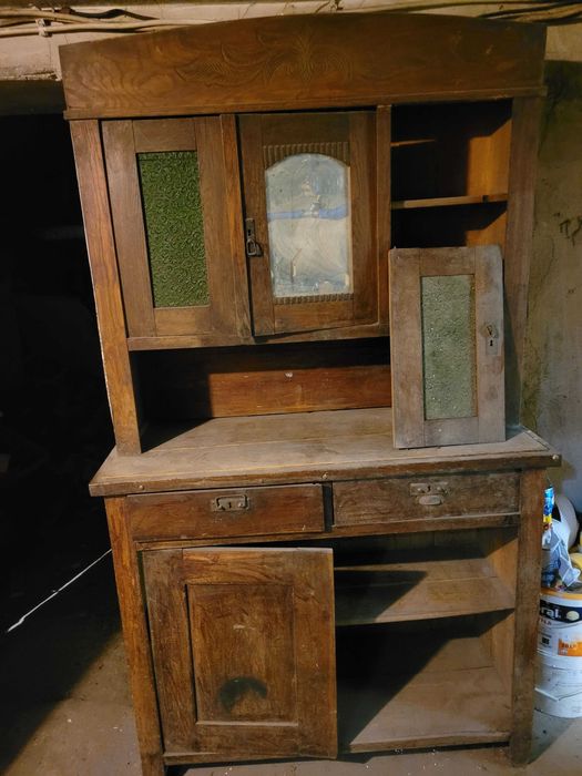 Stary przedwojenny kredens kuchenny