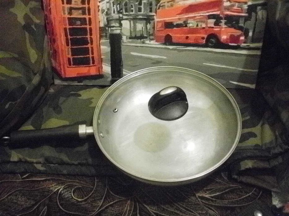 Велика Сковорідка алюмінєва легка з прозорою кришечкою .Вживана.