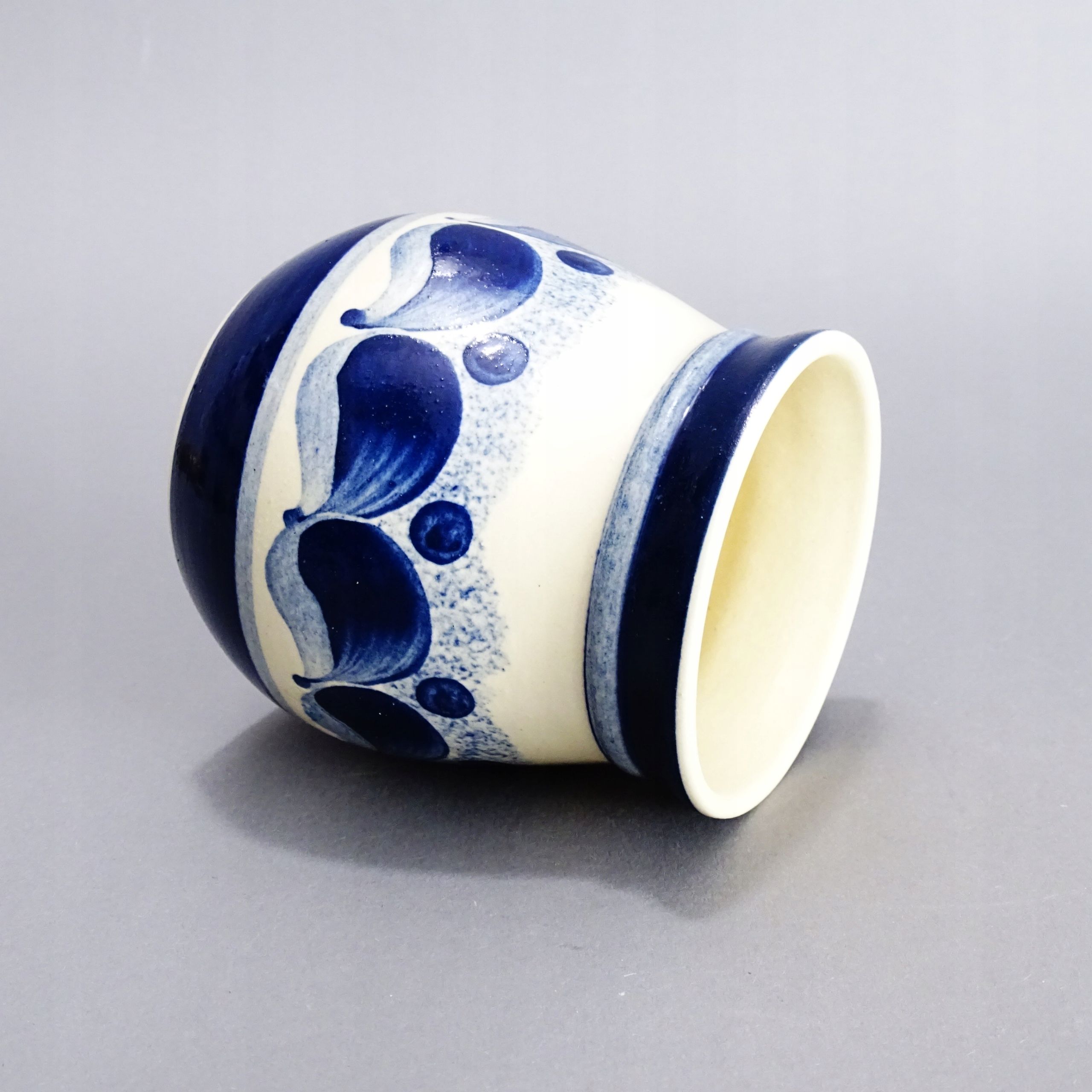 ręcznie wykonany pojemnik ceramiczny wazonik