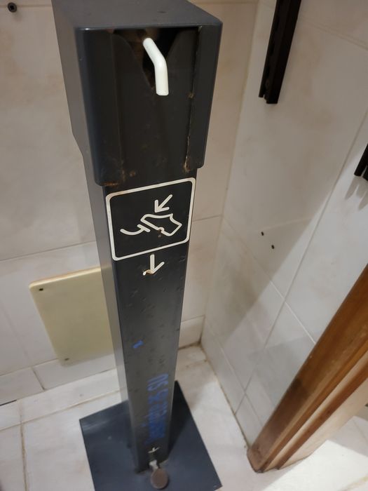Dispensador de álcool gel com pedal
