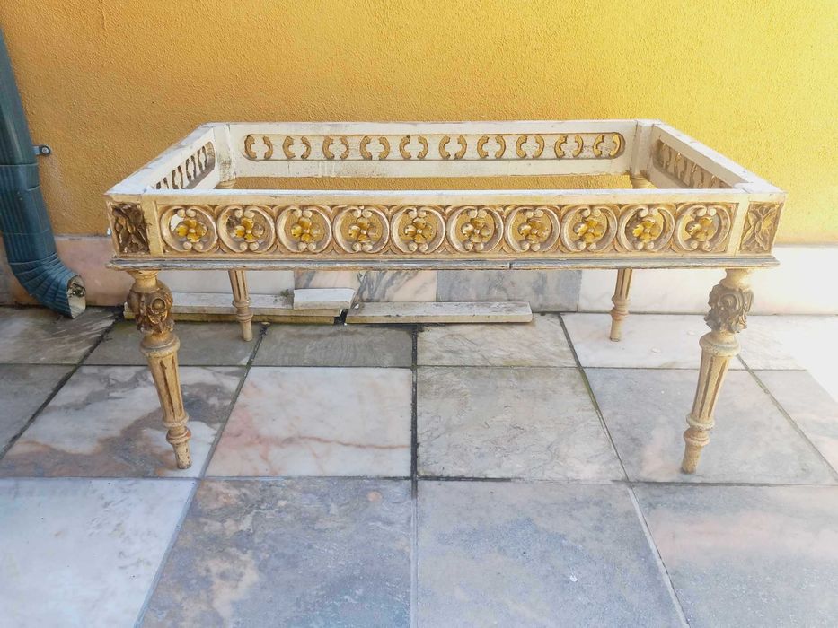 Mesa antiga em madeira - com trabalhado