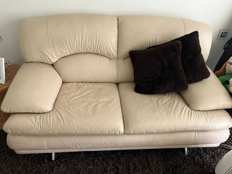 Sofá Pele bege (2 lugares)