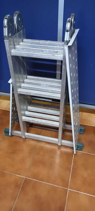 Escada Desdobrável Multifuncional em Alumínio