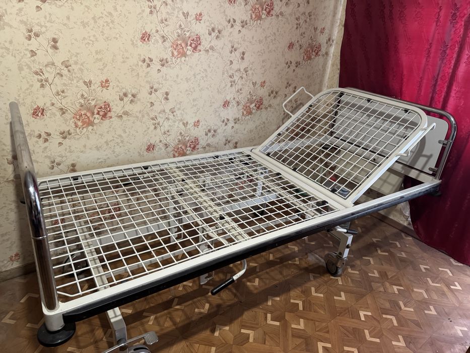 Медичне ліжко для інвалидів.