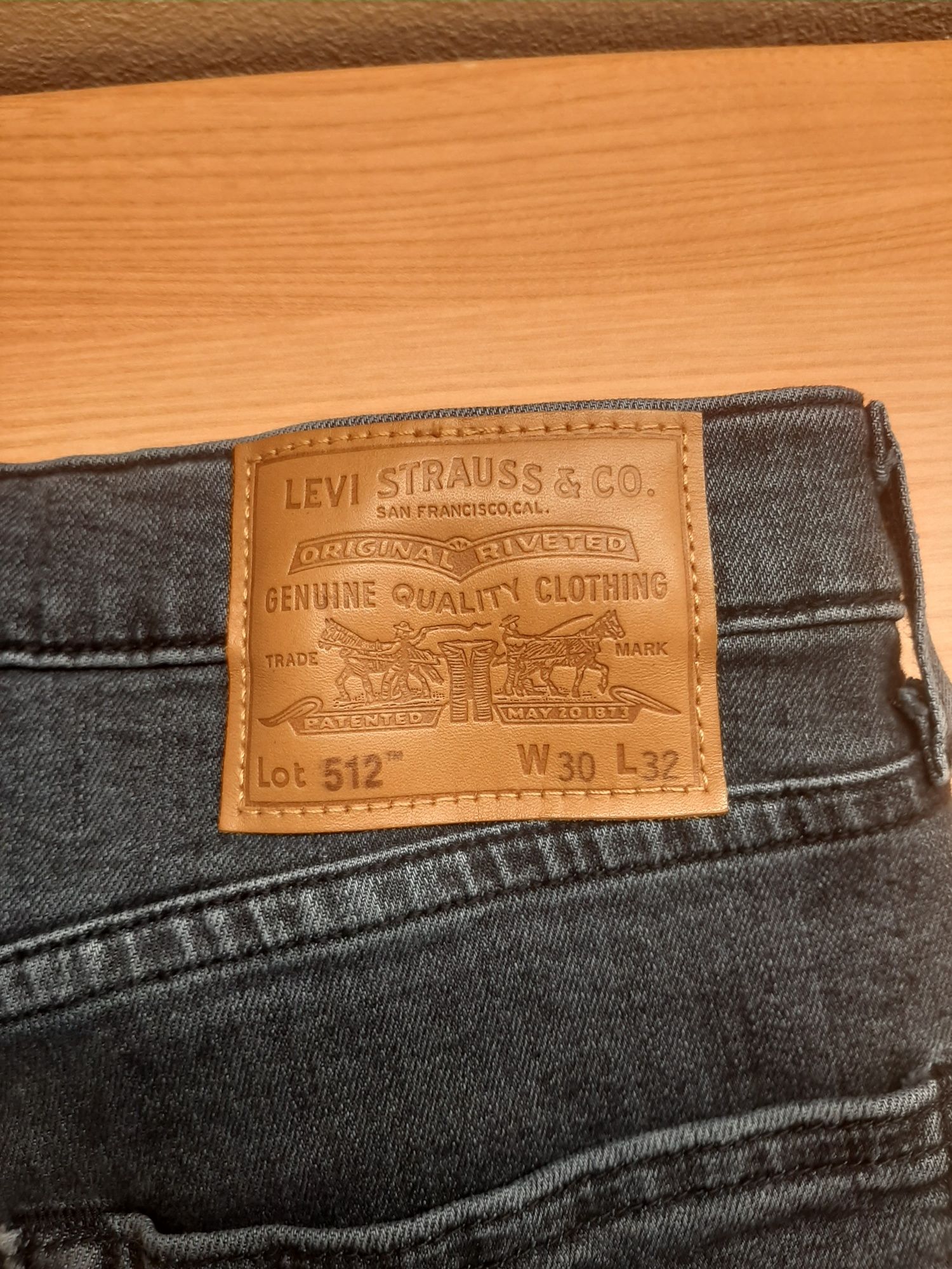 Calças NOVAS Levis 512