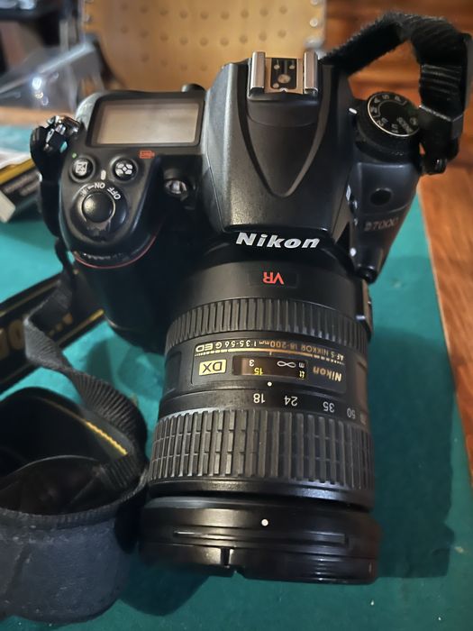 Nikon D7000 + Nikkor 18-200 VR + grip