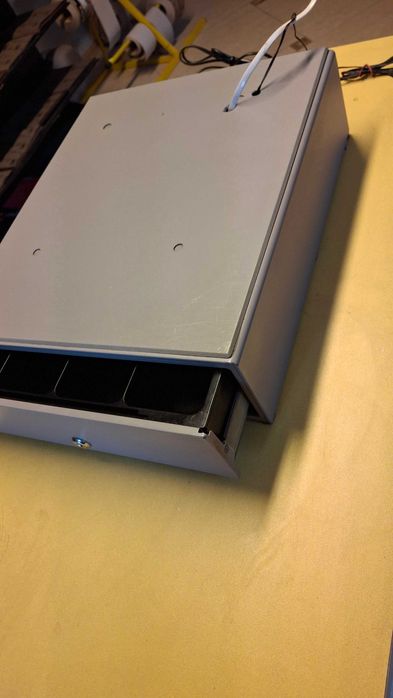 Szuflada na pieniądze otwierana impulsem z kasy z zasilaczem