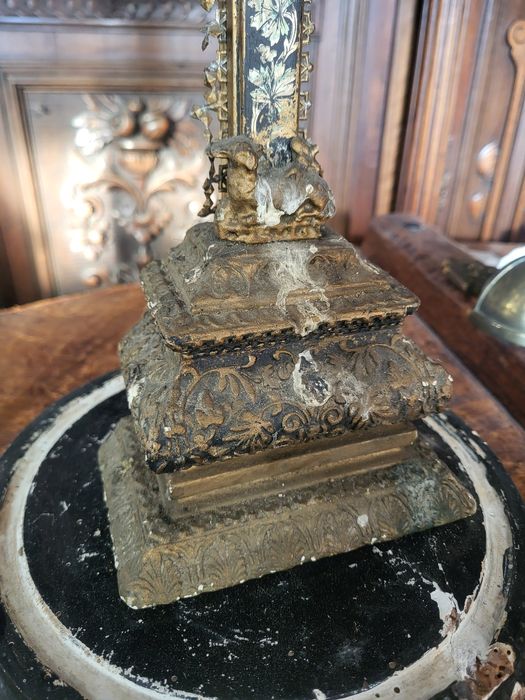 Zabytkowy krzyż pod szklaną kopułą klosz pasyjka