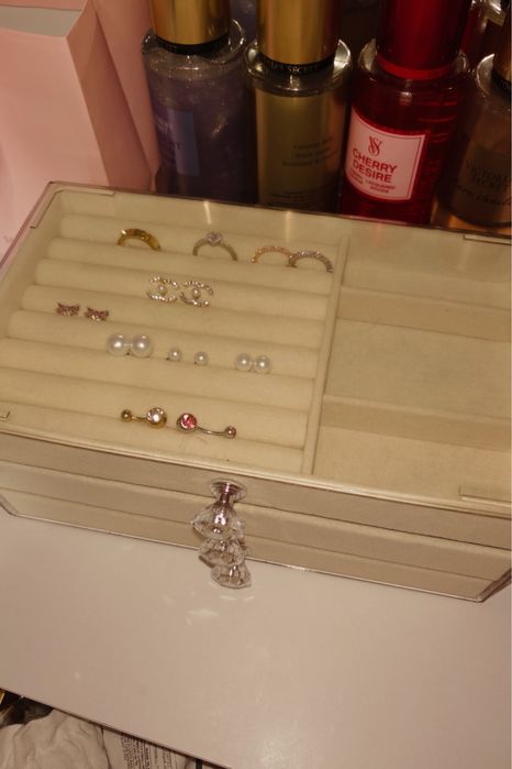 Органайзер для украшений с украшениями