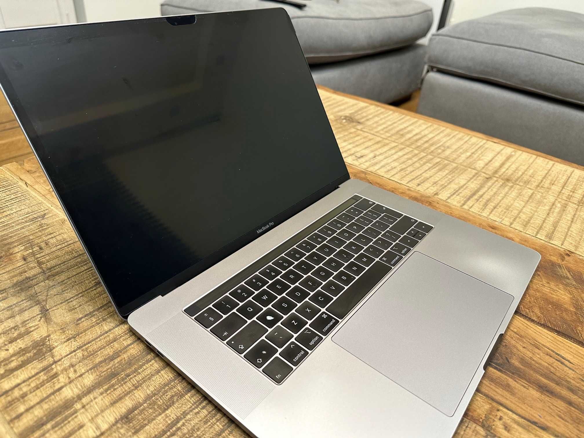 Apple MacBook Pro A1990, 15,4" i7 256GB, 2019