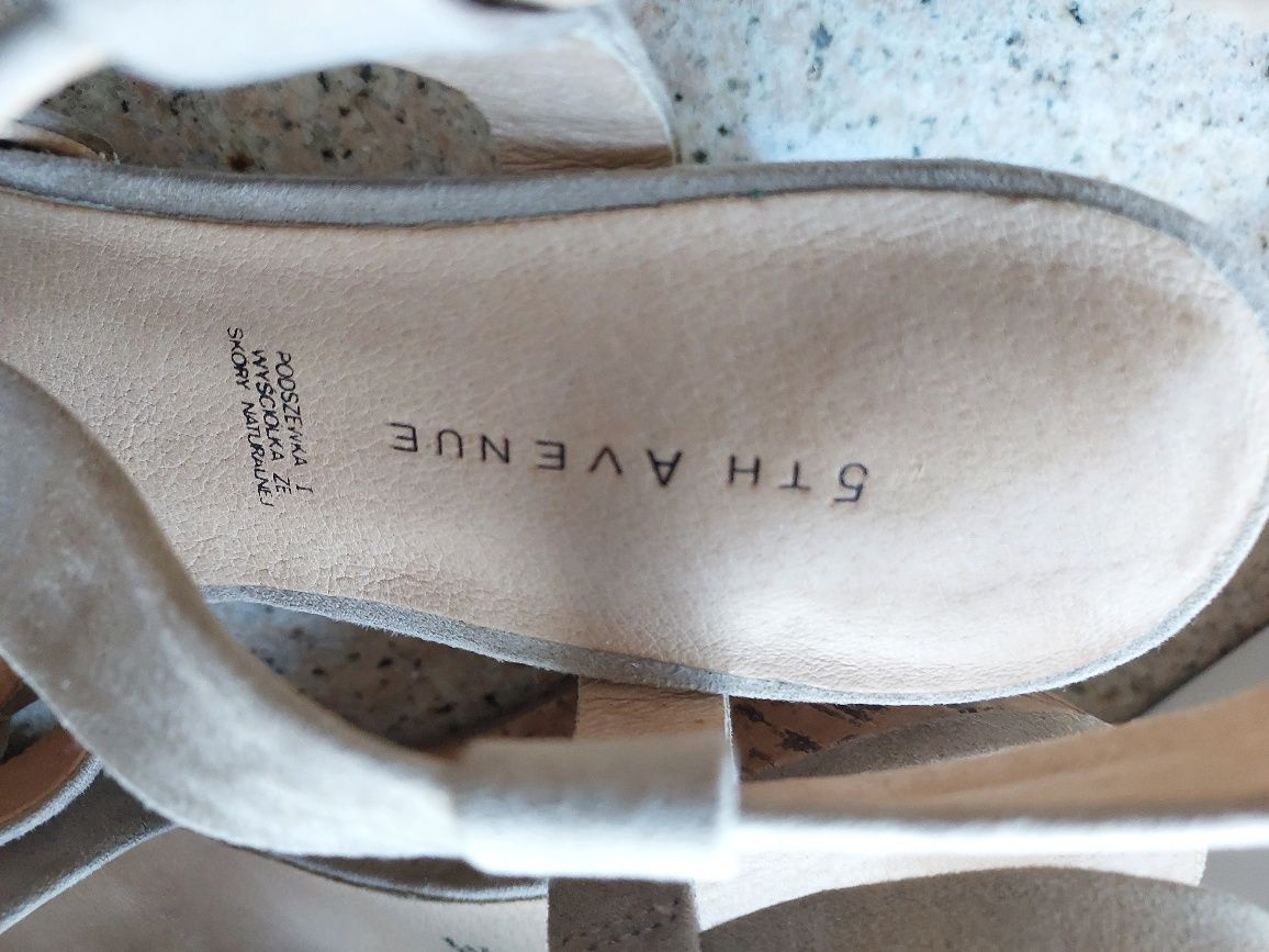 Buty ze skóry na koturnie
