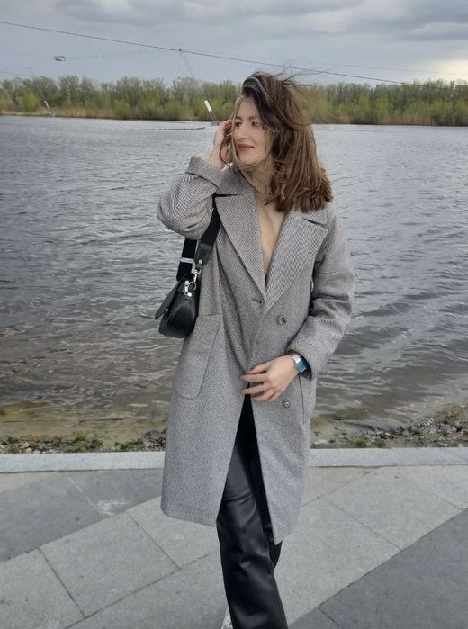 Сіре пальто демісезонне