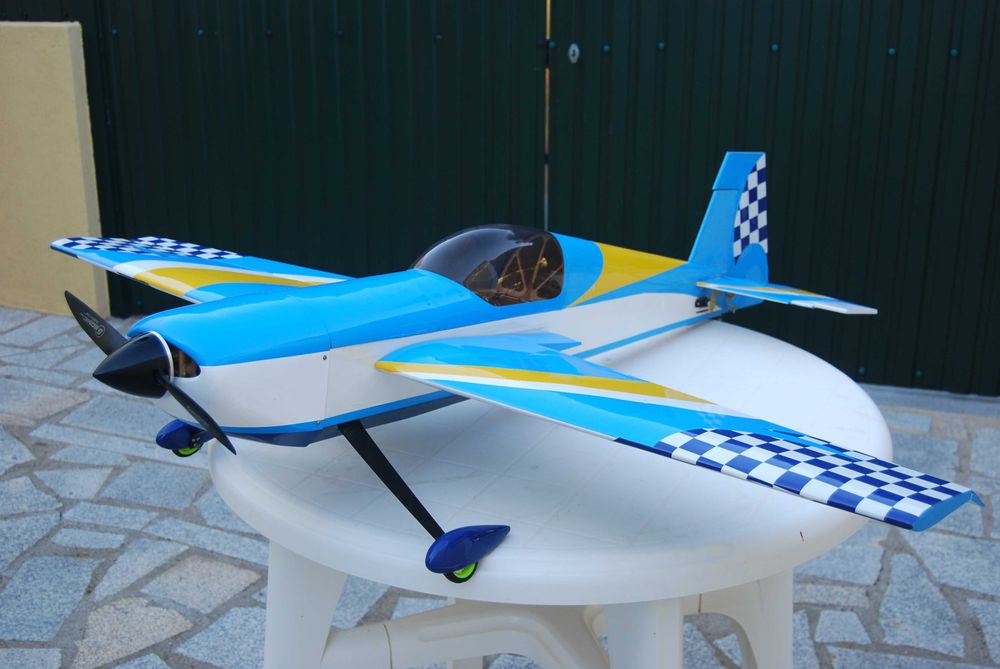 Avião aeromodelismo Extra260-50E