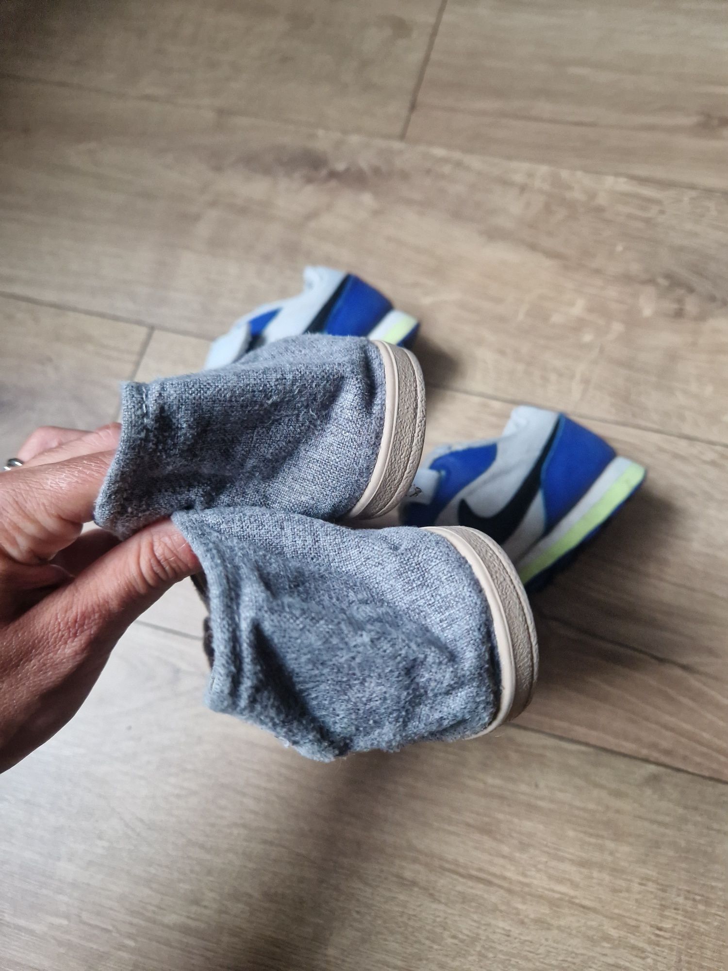 Buty dla chłopca Nike 29.5 i slippersfamily 29