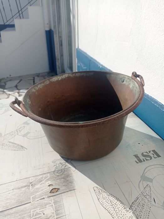 Caldeiro de cobre e asa de ferro