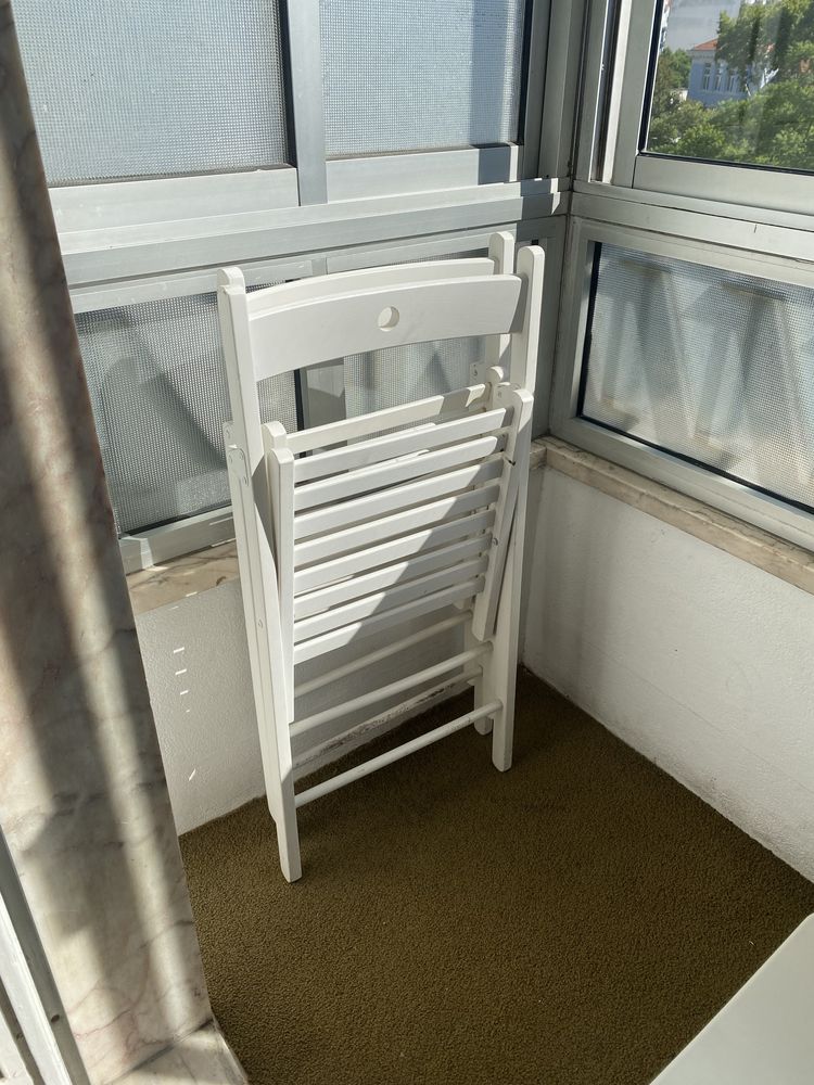 Mesa de jardim com cadeiras