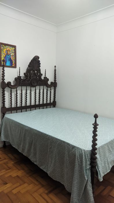 Cama de casal em madeira