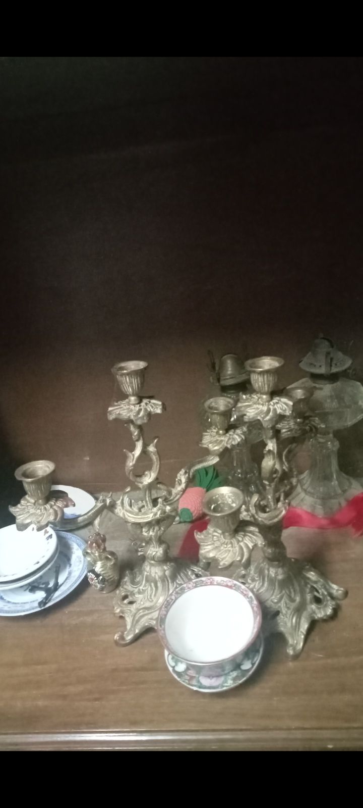 Vendo 11 peças 4 candeeiros antigos 4 florescente e 2 castiçais bronze