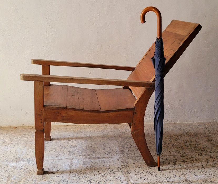 Cadeira de descanso asiática, com um design reclinado.