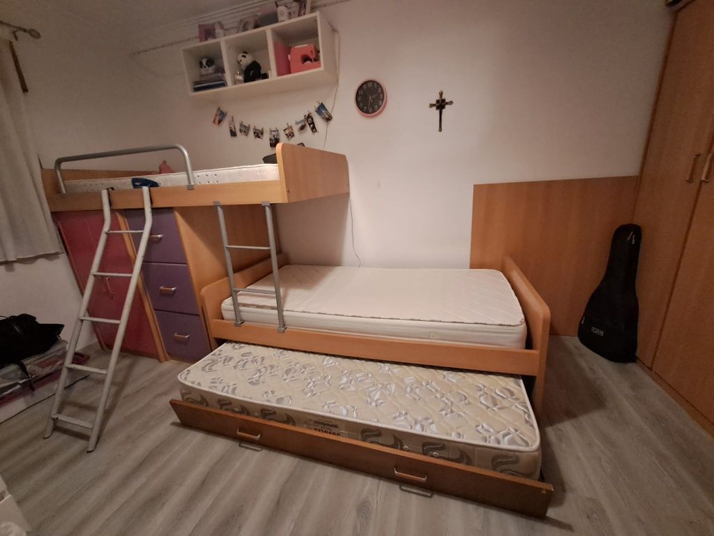 Conjunto três camas c/ colchão + móvel arrumação: 550€ 

Camas individ