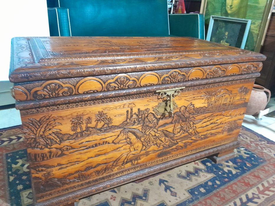 Antiga arca de porão em madeira maciça