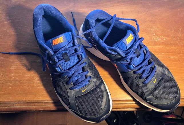 Tenis azuis e pretos com detalhes laranjas, da Nike reslon