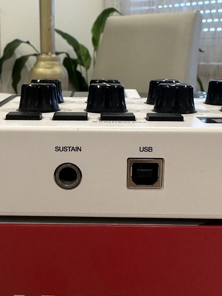 AKAI MPK Mini - Edição Especial Branca