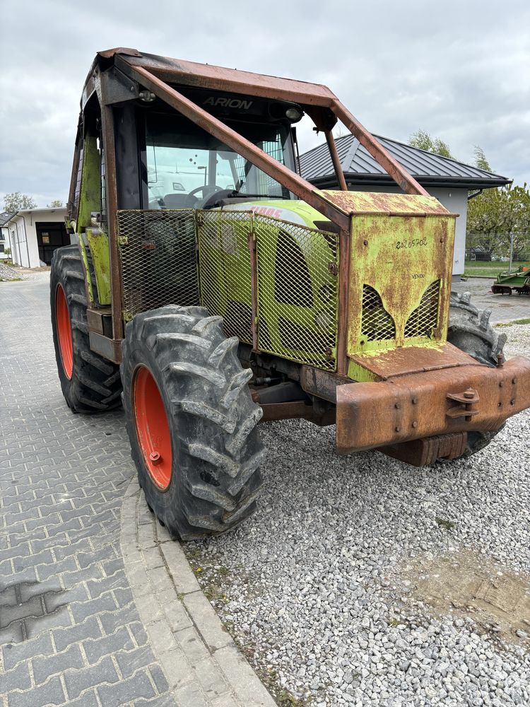 Ciągnik w leśnej zabudowie claas valtra