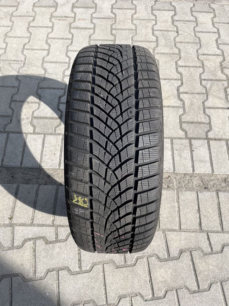 235/45/20 Goodyear Ultra Grip Performance Gen-1 100W