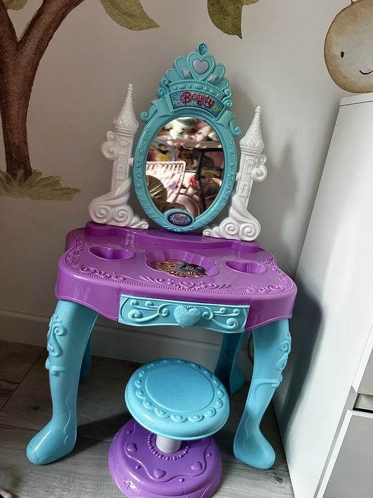 Piekna toalerka dla dziewczynki