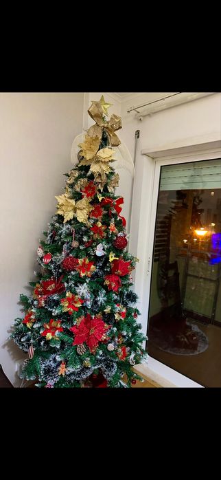 Árvore de Natal 2,10 metros completa com enfeites