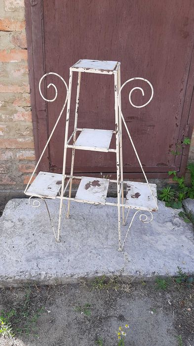 Підставка під квіти металева