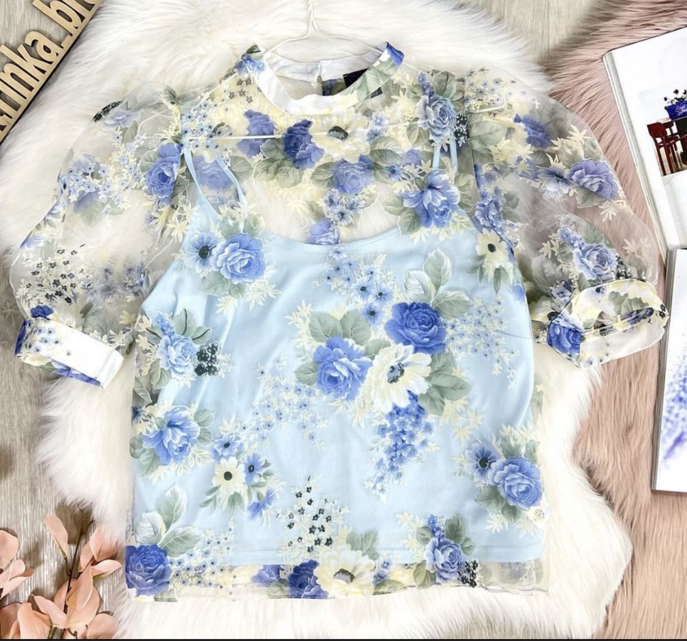 Блуза сітчаста в принт блакитних квітів