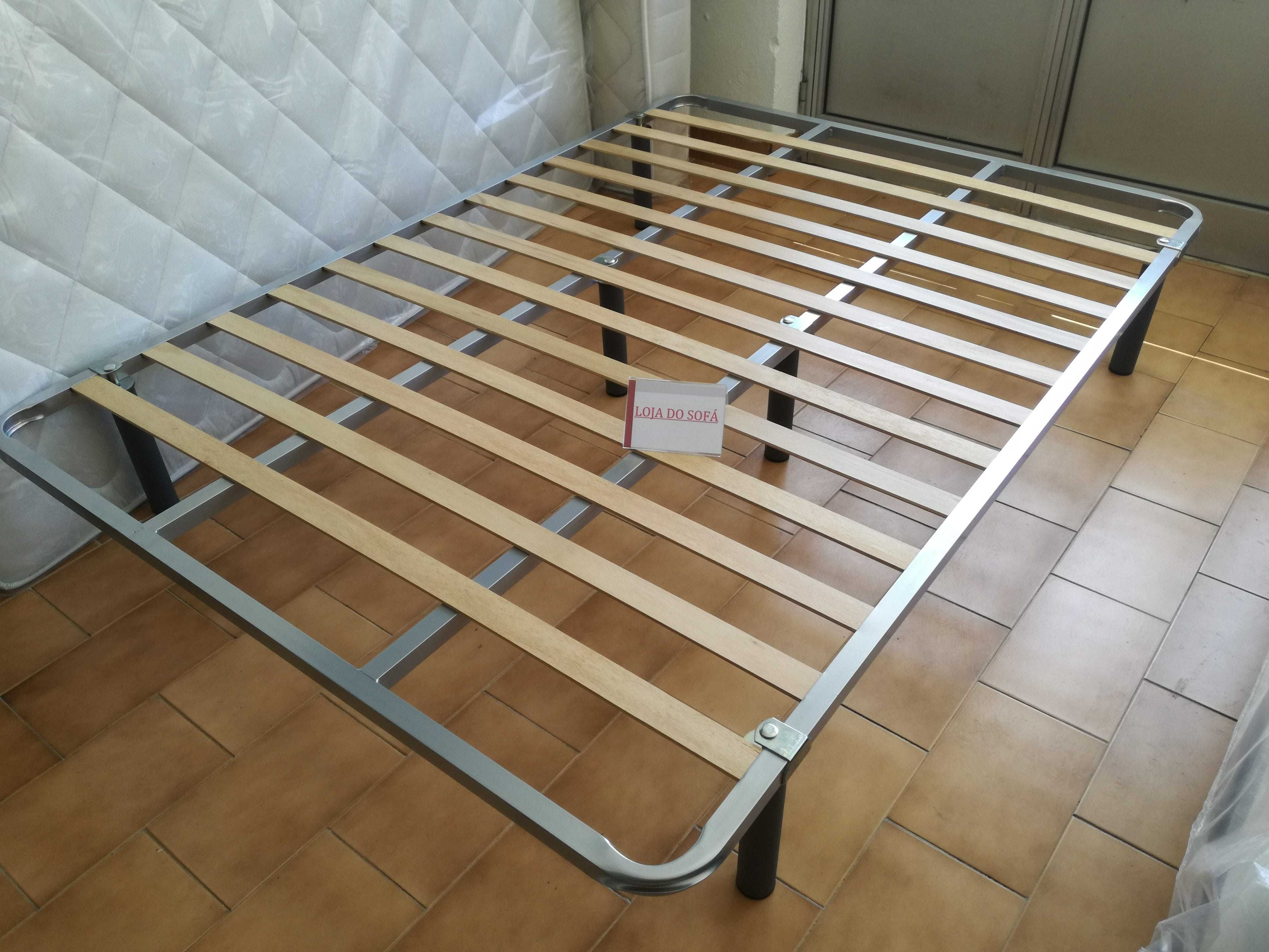 Estrado metálico, Novo de fábrica