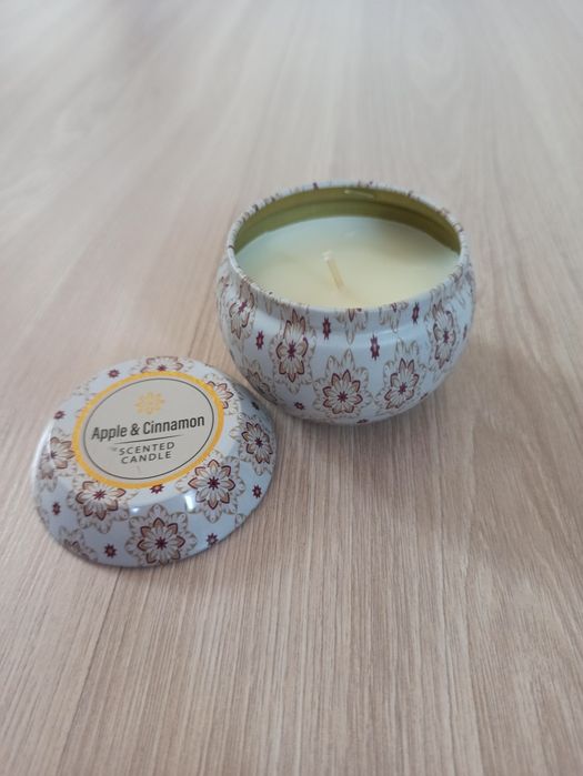 Świeczka o zapachu jabłka i cynamonu