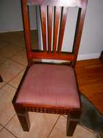 Drewniane krzesła kolonialne z litego drewna palisandru.