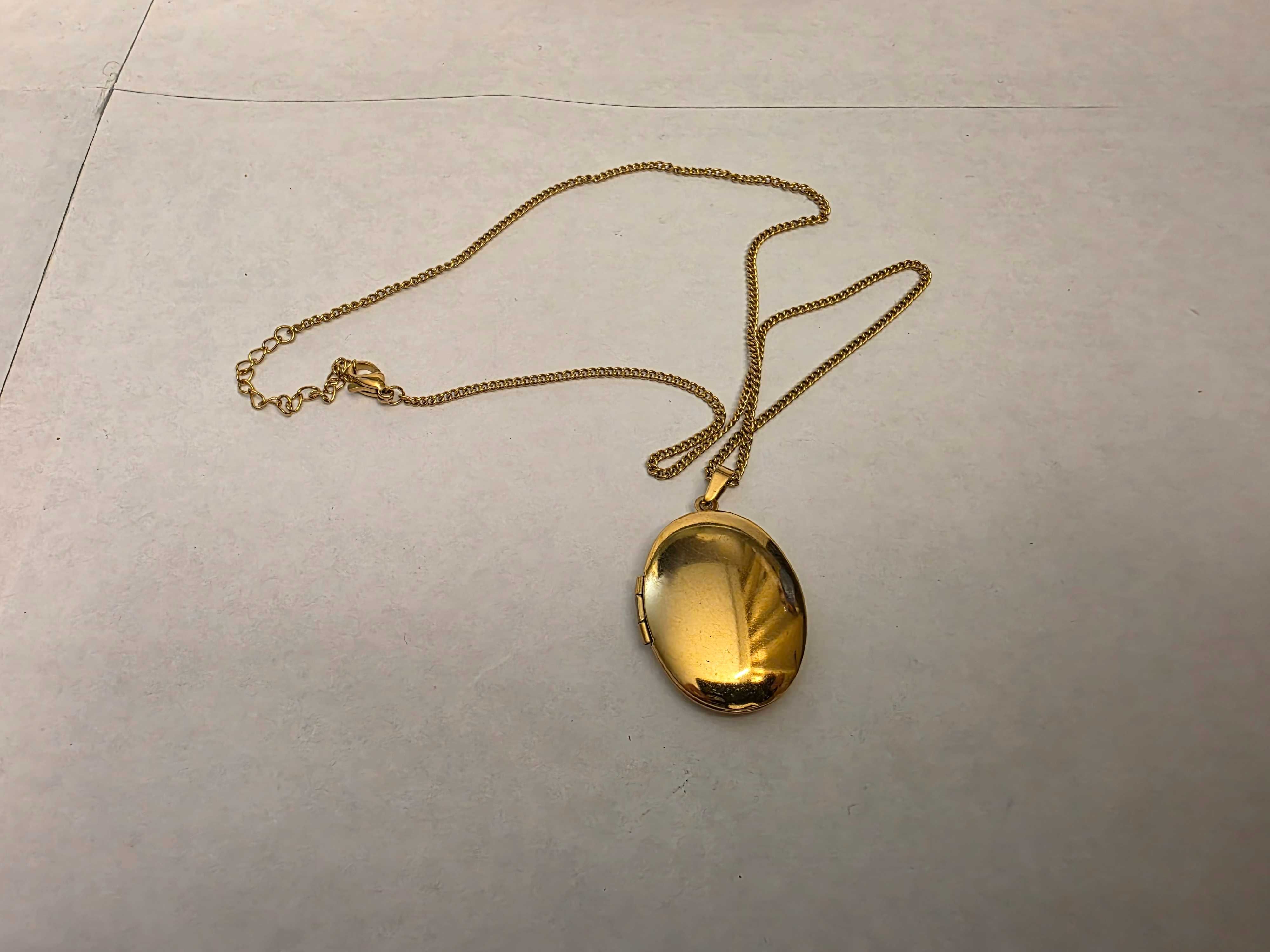Colar Dourado com Pendente para Fotografias Art Deco Vintage