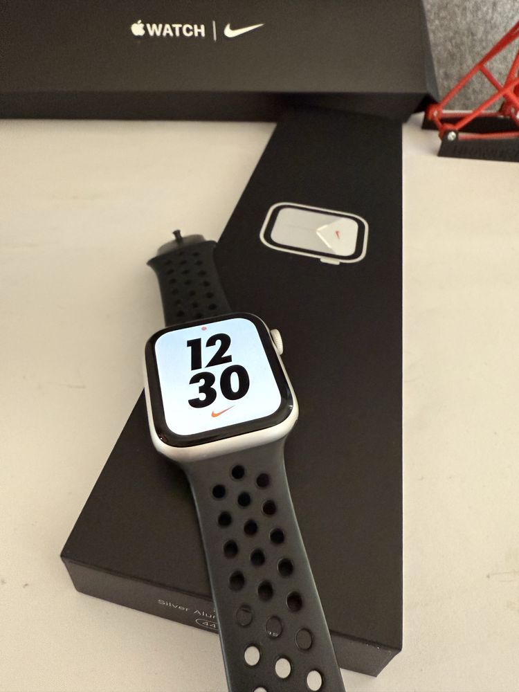 Apple Watch SE Versão Nike 44mm Silver