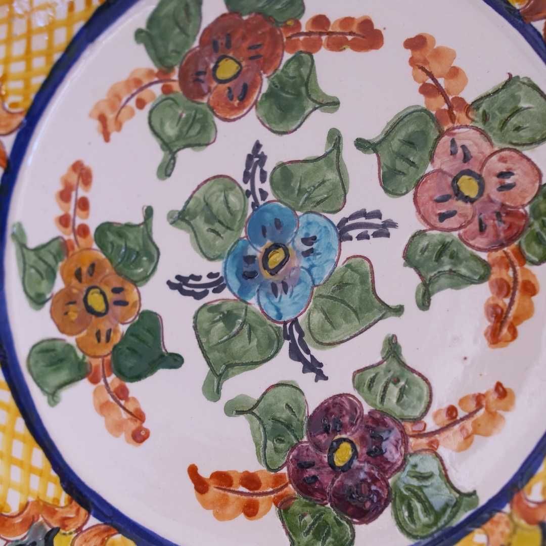Prato alentejano pintado á mão com decoração floral
