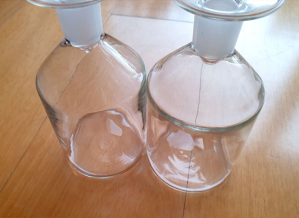 Frascos de vidro de laboratório, antigos